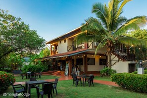 Outdoor dining - Beach, surf and Relax (King size bed room) (San Carlos)