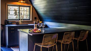 Réfrigérateur, micro-ondes, cafetière/bouilloire, grille-pain