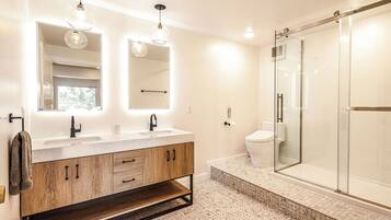 Een haardroger, handdoeken, zeep, toiletpapier