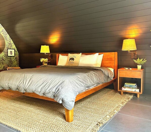 Free WiFi, bed sheets - Treat yourself at the stunning June Farms Wellness Huts! (West Sand Lake)
