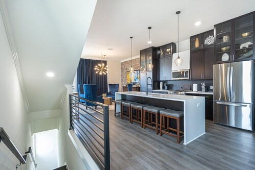 Luxe Downtown Townhouse – Walkable, Stylish & Spacious