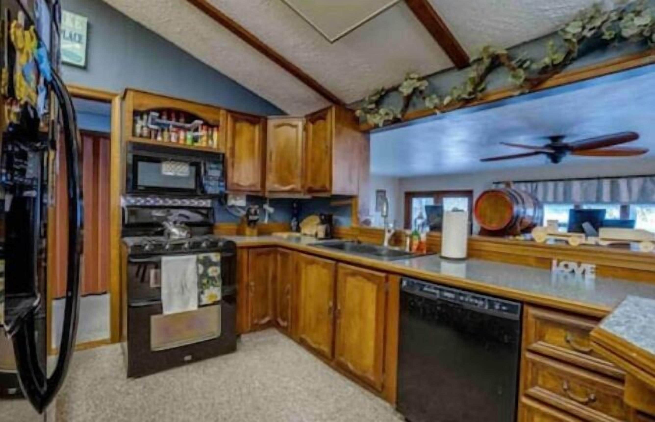 Gorgeous East Waneta Lake Cottage!