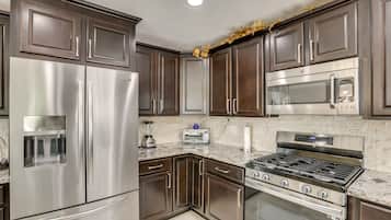 Fridge, microwave, stovetop, dishwasher