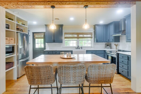 Fridge, microwave, stovetop, dishwasher