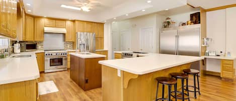 Coffee/tea maker, fridge, microwave, stovetop
