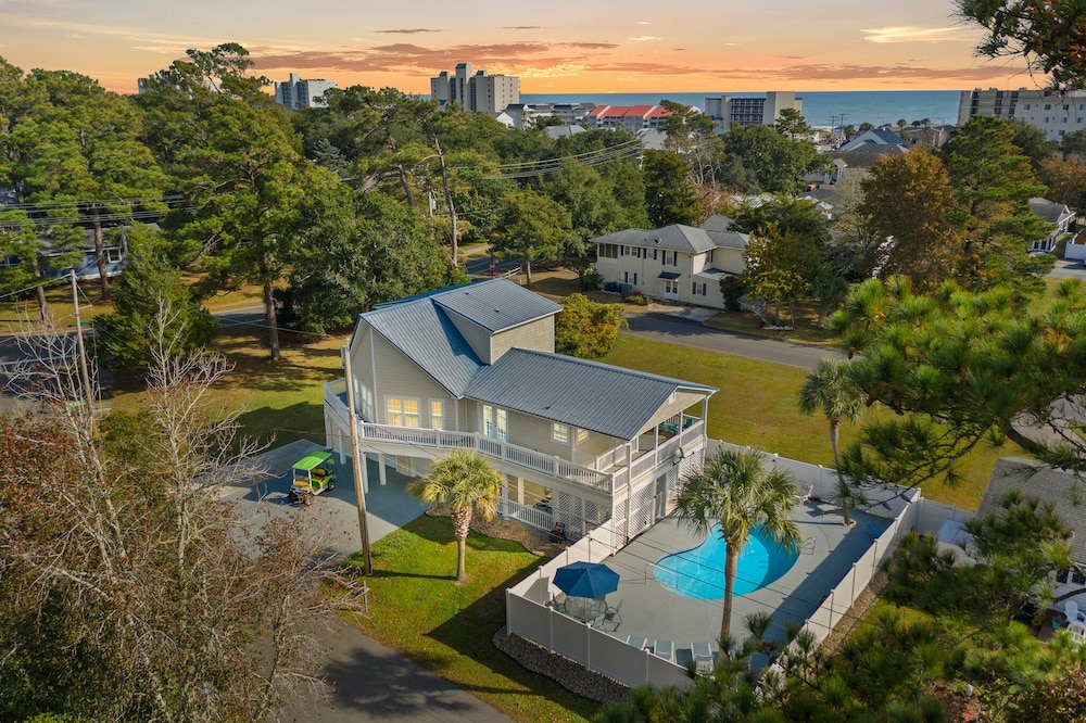 Private Saltwater Pool w/ Hot Tub and 6 Seat Golf Cart in North Myrtle Beach