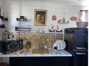 Kühlschrank, Mikrowelle, Wasserkocher mit Kaffee-/Teezubehör, Toaster