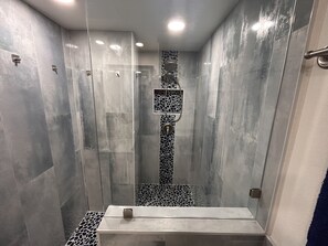 Dusche, Haartrockner, Handtücher, Seife