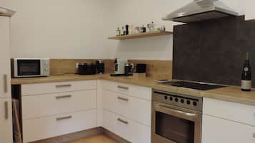 Kühlschrank, Mikrowelle, Ofen, Herdplatte