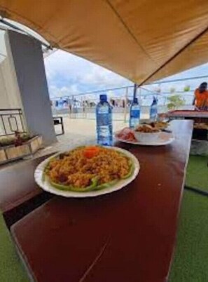 تناول الطعام بالخارج