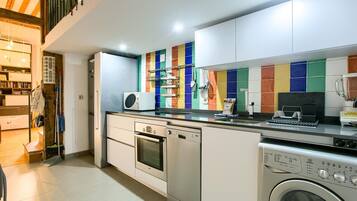 Een koelkast, een microgolfoven, een koffiezetapparaat/waterkoker