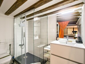 Chuveiro, secador de cabelo, toalhas de banho 