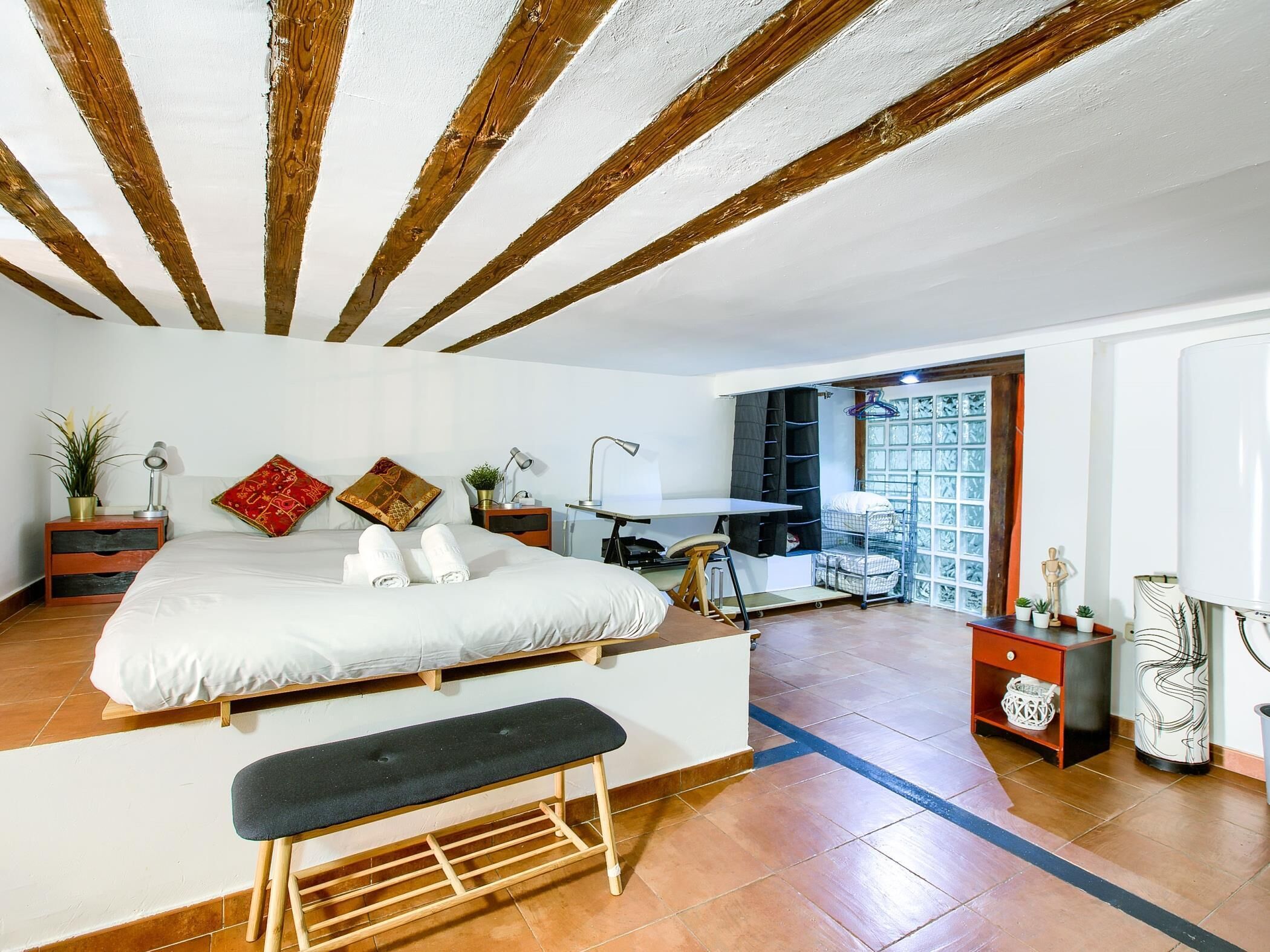 2 bedrooms, iron/ironing board, internet, bed sheets