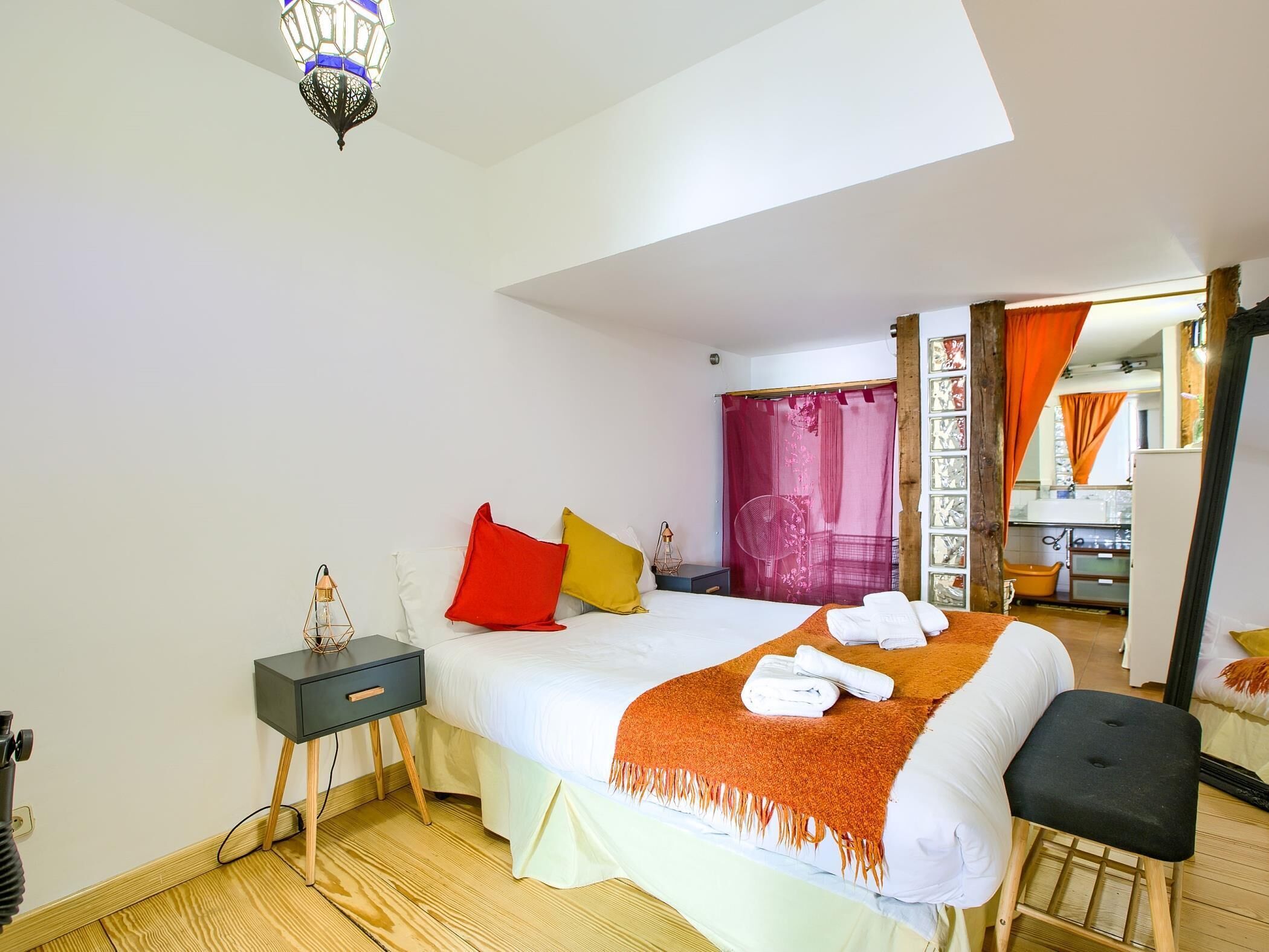 2 bedrooms, iron/ironing board, internet, bed sheets