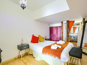 2 bedrooms, iron/ironing board, internet, bed sheets