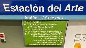 Un segnale direzionale alla stazione Estación del Arte, che elenca diverse destinazioni e i relativi binari.