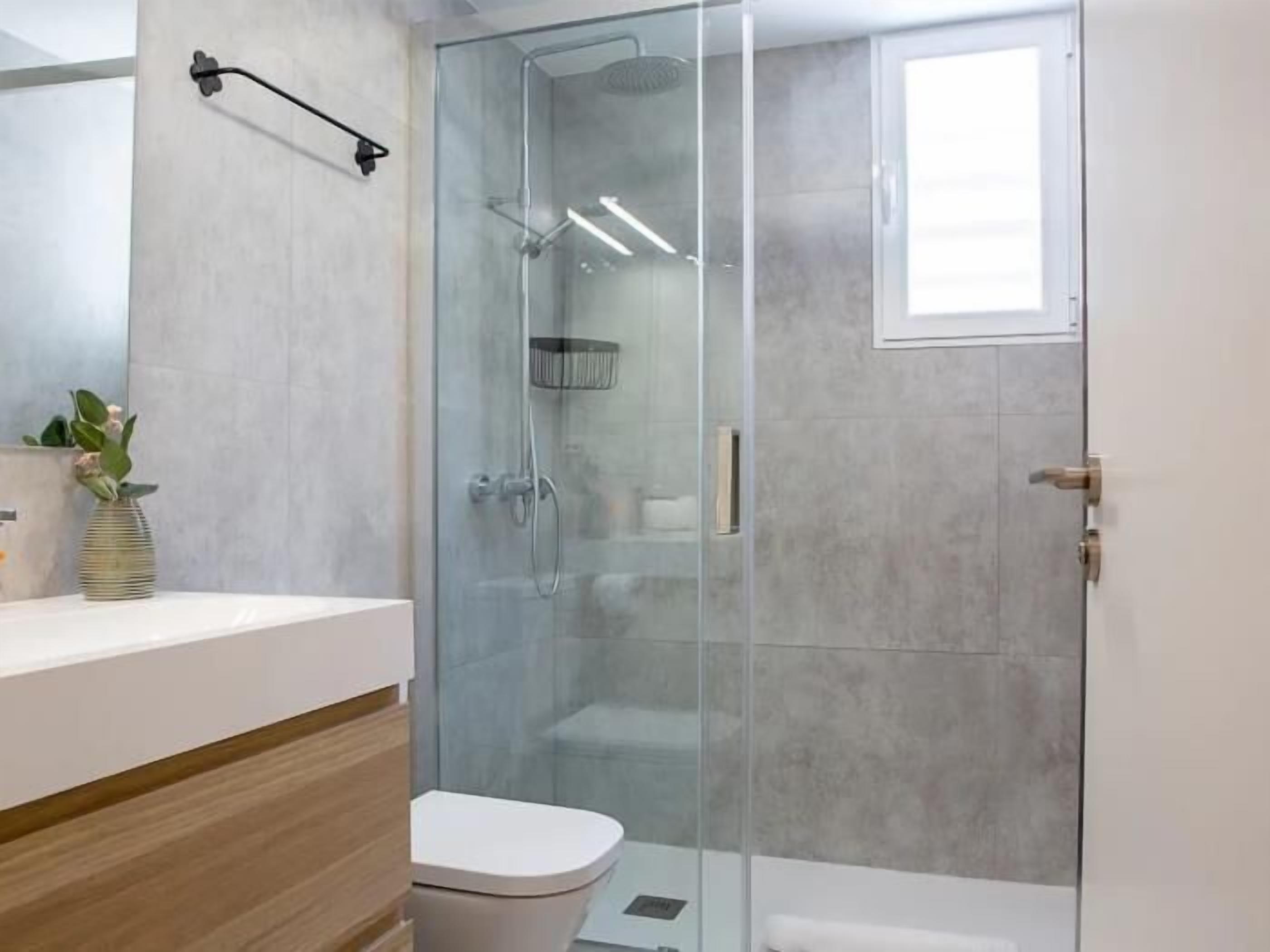 Een douche, een haardroger, handdoeken