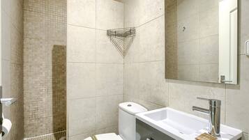 Een douche, een haardroger, handdoeken