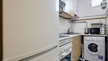 Réfrigérateur, micro-ondes, four, cafetiÚre/bouilloire