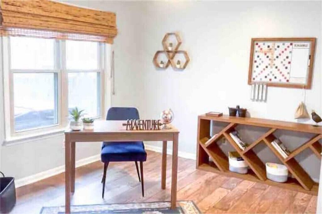 3 bed/2 bath, king bed, hot tub wooded backyard