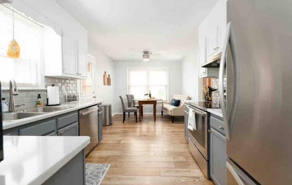 3 bed/2 bath, king bed, hot tub wooded backyard