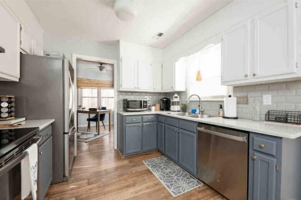 3 bed/2 bath, king bed, hot tub wooded backyard