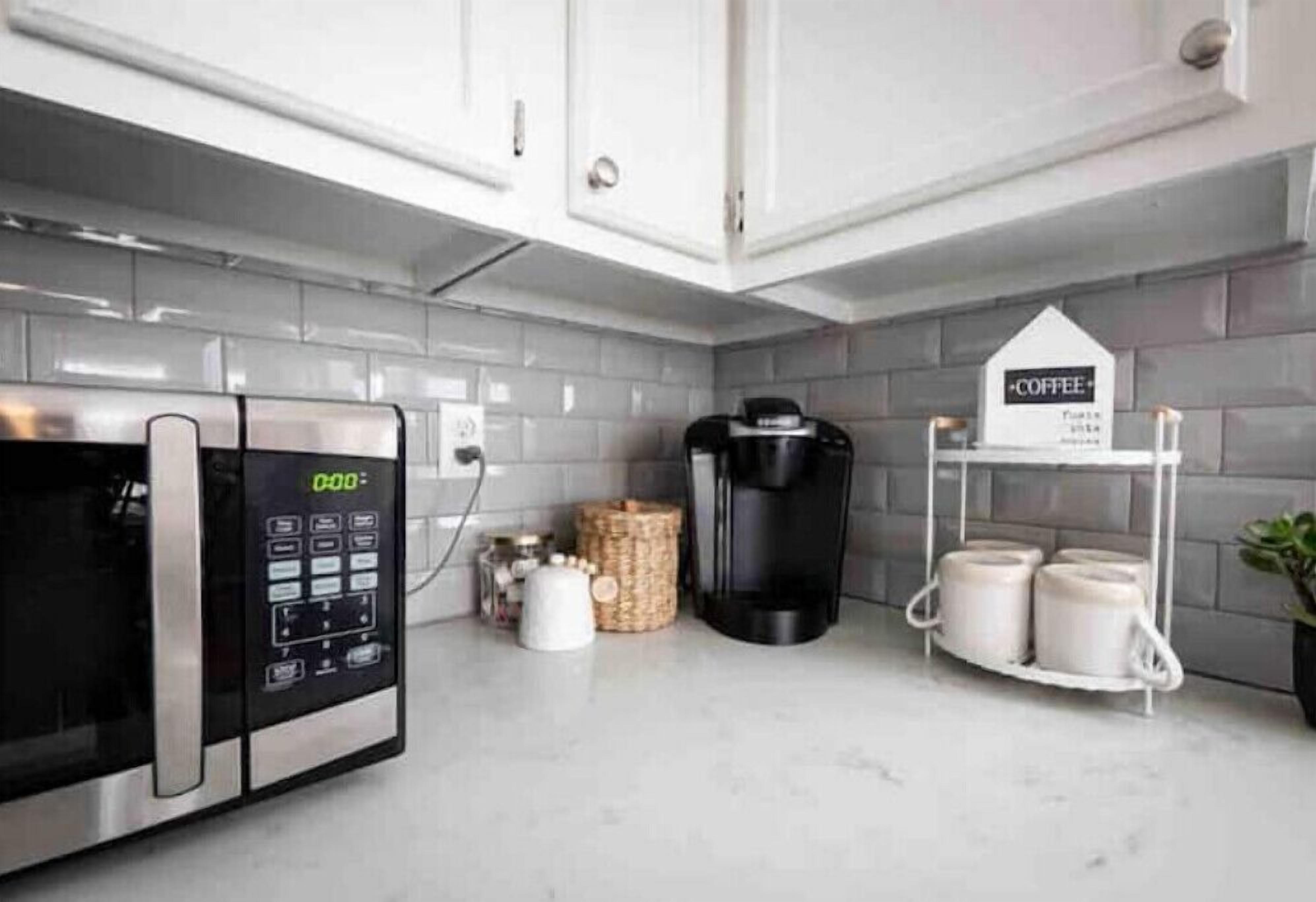 3 bed/2 bath, king bed, hot tub wooded backyard