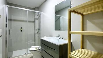 Een douche, een haardroger, handdoeken