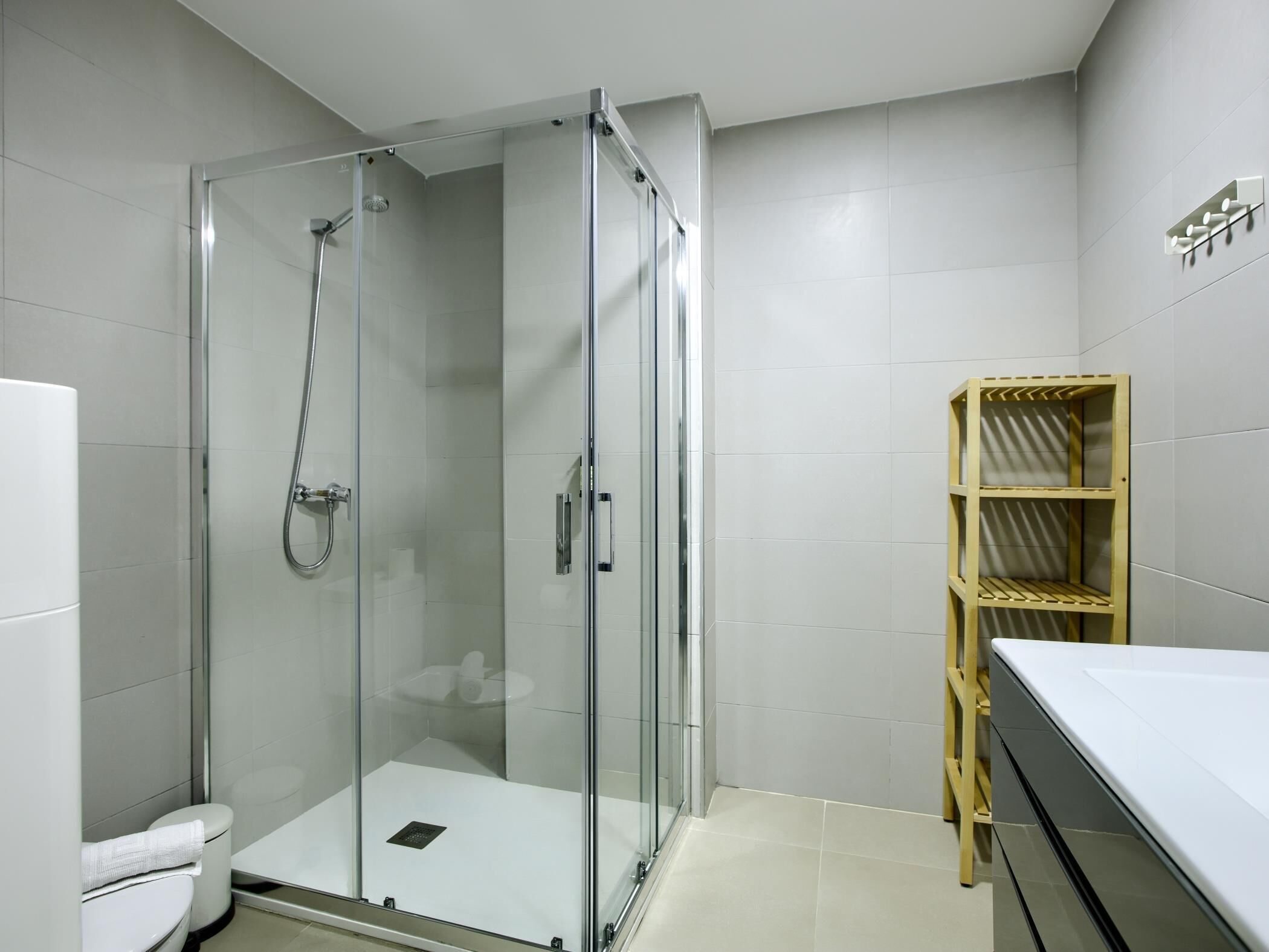 Een douche, een haardroger, handdoeken