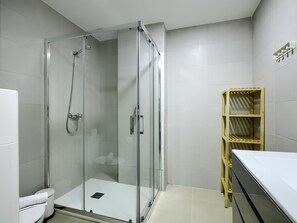 Dusche, Haartrockner, Handtücher