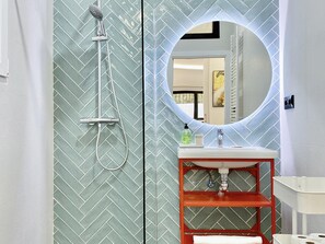 Shower, hair dryer, towels