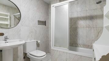 Baignoire, serviettes fournies