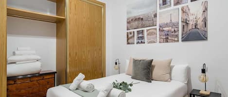 2 bedrooms, internet, bed sheets
