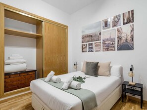 2 bedrooms, internet, bed sheets