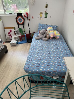 5 bedrooms, iron/ironing board, free WiFi, bed sheets