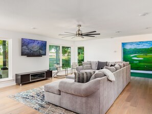 Téléviseur connecté, foyer, table de ping-pong