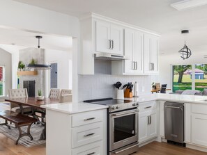 Réfrigérateur, four à micro-ondes, un four, surface de cuisson