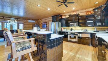 House (6 Bedrooms) | Interior