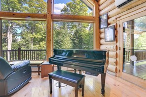 House (6 Bedrooms) | Interior