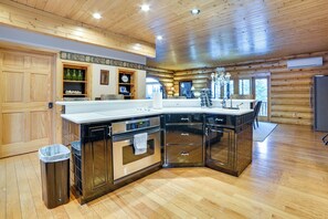 House (6 Bedrooms) | Interior