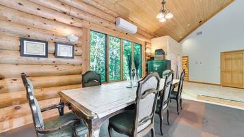 House (6 Bedrooms) | Interior