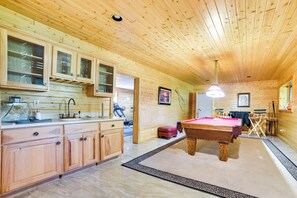 House (6 Bedrooms) | Interior
