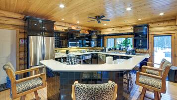 House (6 Bedrooms) | Interior