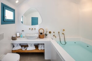 Kombinert dusj/badekar, hårføner og håndklær