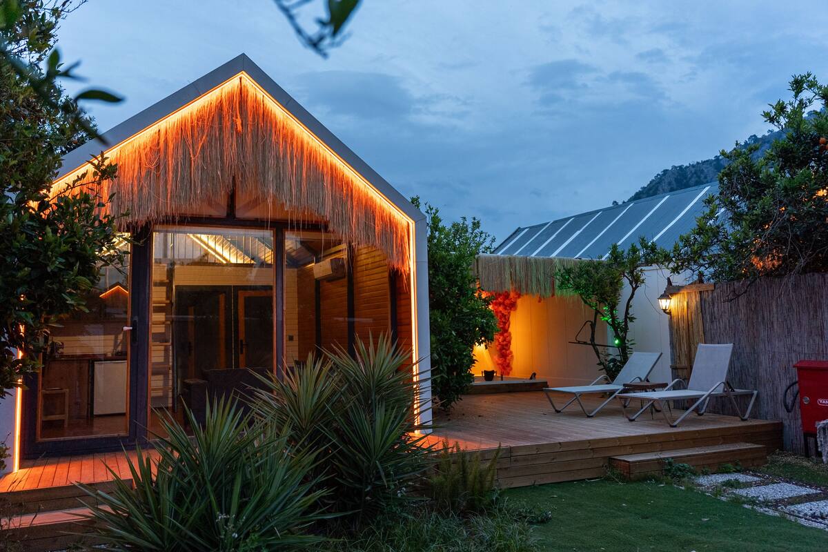 Bungalow with Sheltered Garden | 埃及棉床单、高档床上用品、办公桌、笔记本电脑工作区