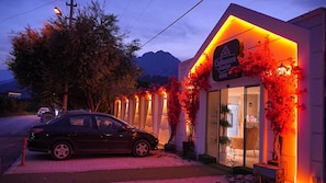 Façana frontal de l'allotjament