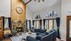Una Smart TV, una chimenea, una mesa de tenis de mesa, libros