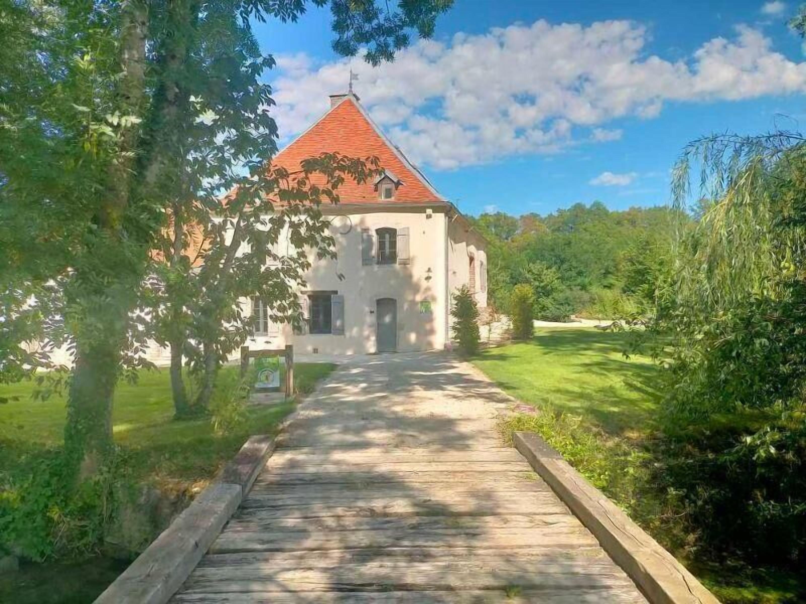 photo prise en extérieure vue du pont surplombant la rivière.