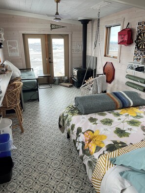 1 bedroom, free WiFi, bed sheets - Hidden Haven tiny house (Swift Current)