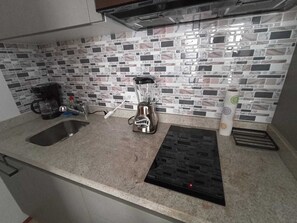 Fridge, microwave, stovetop, coffee/tea maker - Acogedor Estudio Cerca DE 5TA Avenida M38 (Playa del Carmen)